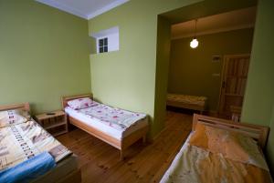 Łóżko lub łóżka w pokoju w obiekcie Iskra