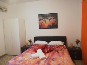 1 dormitorio con 1 cama con 2 toallas en Venice Best Vacation, en Marghera