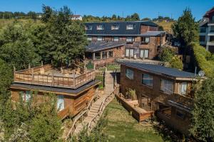 una vista aérea de una casa con patio en Hotel Agua Nativa en Puerto Varas