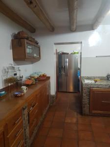 Mágico lugar en el Valle Sagrado في كوسكو: مطبخ مع ثلاجة ستانلس ستيل