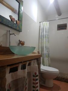 Mágico lugar en el Valle Sagrado في كوسكو: حمام مع حوض ومرحاض