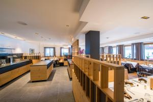 Restoran või mõni muu söögikoht majutusasutuses Hotel Alpenrast