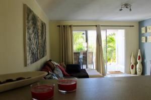 een woonkamer met een tafel met twee wijnglazen bij Bon Bini na Curacao in Willemstad