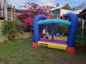 eine Spielausrüstung in einem Hof mit zwei Kindern darauf in der Unterkunft HOTEL RESTAURANTE TEQUILA in Jalpan de Serra