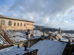 vistas a los tejados nevados de un edificio en B&B Albornoz, en Urbino