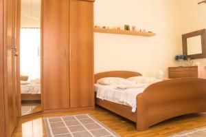 Un dormitorio con una cama y un gran armario de madera. en Dolce Vita Old Town Studio, en Dubrovnik