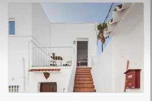 una escalera que conduce a un edificio blanco en Casa Patio Paraíso, en Vejer de la Frontera
