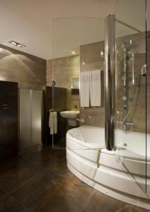La salle de bains est pourvue d'une baignoire et d'un lavabo. dans l'établissement Hotel Los Girasoles, à Grenade