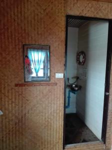 un espejo junto a una puerta con una ventana en Oceanblue Guesthouse, en Ko Chang