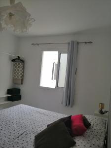 una camera con letto e finestra di Apartamento Anaca 2 a Playa Blanca