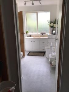 bagno con lavandino e finestra di Self contained and private room a Dunedin