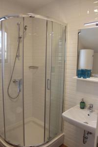 W łazience znajduje się prysznic i umywalka. w obiekcie Divine Dalmatia Apartments 2 w mieście Tribunj