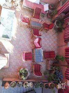 una vista aérea de un patio con sillas y plantas en Happy Land Luxor, en Luxor