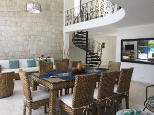 Posezení v ubytování HERMOSA CASAQUINTA FAMILIAR CONDOMINIO CAMPESTRE EL PEÑON Piscina Privada Campo de Golf