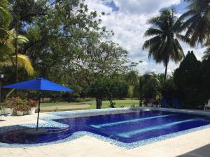 Bazén v ubytování HERMOSA CASAQUINTA FAMILIAR CONDOMINIO CAMPESTRE EL PEÑON Piscina Privada Campo de Golf nebo v jeho okolí