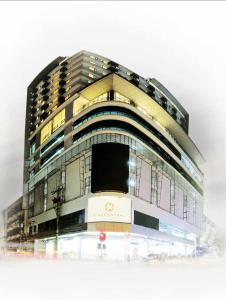 um grande edifício com muitas janelas em One Central Hotel & Suites em Cebu