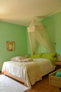 een slaapkamer met 2 bedden en groene muren bij B&B Al Mare Di Greis in Lido Adriano