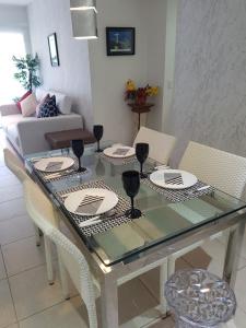 - une table à manger avec des chaises et un plateau en verre dans l'établissement Sweet comfort Apartment in Rio, à Rio de Janeiro