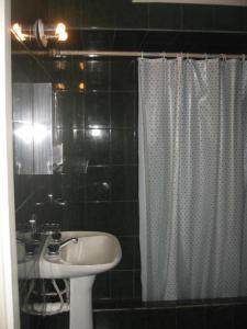 baño con lavabo y cortina de ducha en CHALET FALUCHO en Mar del Plata