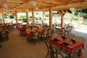 un grupo de mesas y sillas en un pabellón en Hotel-Restaurant La Lauzétane, en Le Lauzet-Ubaye