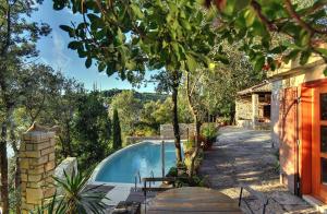 a house with a swimming pool in a yard at Villa Mala Villa in Krnica