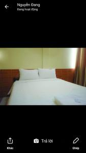 ein Bild eines Bettes in einem Hotelzimmer in der Unterkunft Intouch Guest House in Vientiane