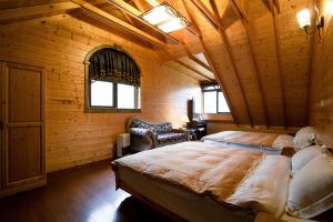 Uma cama ou camas num quarto em Rong Yuan Gu Homestay