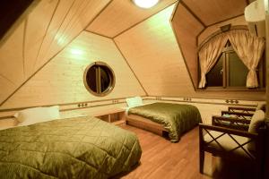 Uma cama ou camas num quarto em Rong Yuan Gu Homestay