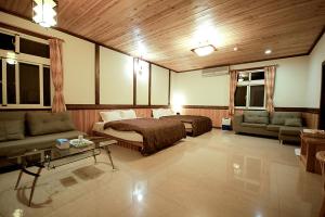 Uma área de estar em Rong Yuan Gu Homestay