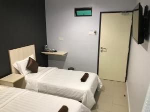 Hotel Seri Kangsar KK Hotel客房内的一张或多张床位