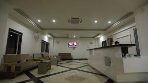 TV a/nebo společenská místnost v ubytování Kukda Resort Chittorgarh