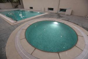 Bazén v ubytování Kukda Resort Chittorgarh nebo v jeho okolí