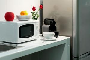 a microwave sitting on top of a counter with a cup at Hostal Nitzs Bcn in Barcelona