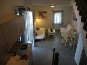 アギア・ペラギア・キュティーラにあるZathea Apartmentsの小さなリビングルーム(ソファ、テーブル付)