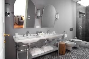 un bagno con lavandino e WC di Butterfly Verona a Verona Altre 40 foto