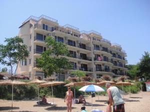 people on the beach in front of a hotel at Villa Maria 2 in Chernomorets