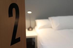 Posteľ alebo postele v izbe v ubytovaní Hostal Nitzs Bcn