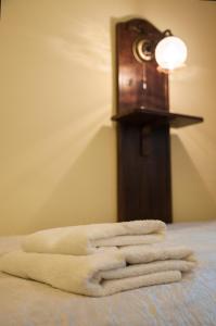 einen Haufen weißer Handtücher auf dem Bett in der Unterkunft Apartament Parkowy in Sandomierz