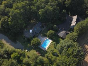 an overhead view of a house with a pool at le petit clos in Baugé