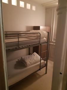 En eller flere senge i et værelse på Le Sarciron