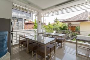 ห้องอาหารหรือที่รับประทานอาหารของ Ara Inn Bed And Breakfast by ecommerceloka