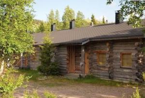 Cabaña de madera con techo y patio en Rukan Otsolanhovi en Ruka