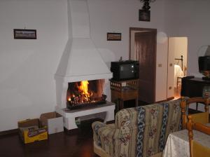 チェトーナにあるpodere San Giuseppeの暖炉付きのリビングルームの暖炉