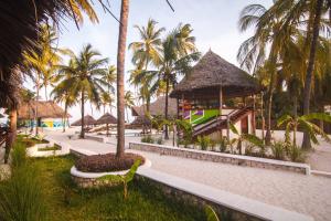 - un complexe sur la plage avec des palmiers dans l'établissement Tsunami Village, à Bwejuu