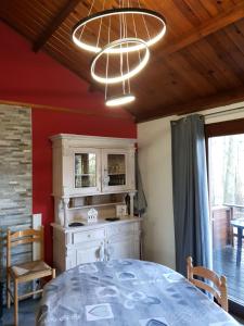 倫德科斯的住宿－Ardennes，一间卧室配有一张床和一个吊灯