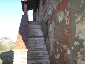 a stairway leading up to a brick building at podere San Giuseppe in Cetona