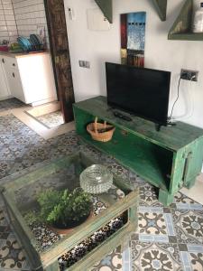 Televízia a/alebo spoločenská miestnosť v ubytovaní Conil Homes III Apartments