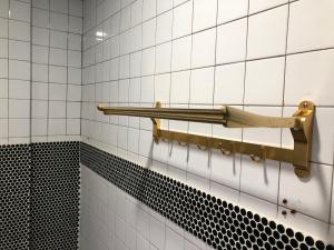 bagno con pareti piastrellate in bianco e nero di 一個好人民宿 青年旅舍衛浴共用的超級小隔間 花蓮縣民宿2410號 a Città di Hualien