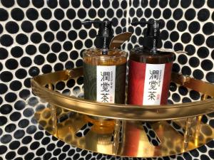 una targa d'oro con due bottiglie di disinfettanti sopra di 一個好人民宿 青年旅舍衛浴共用的超級小隔間 花蓮縣民宿2410號 a Città di Hualien