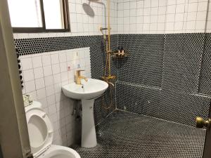 Bagno di 一個好人民宿 青年旅舍衛浴共用的超級小隔間 花蓮縣民宿2410號